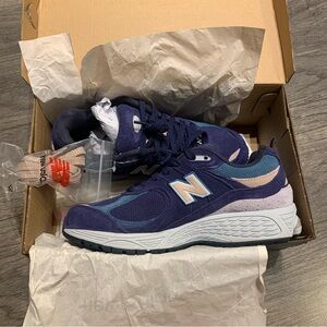New Balance 2002r in navy/pink (blue beige)